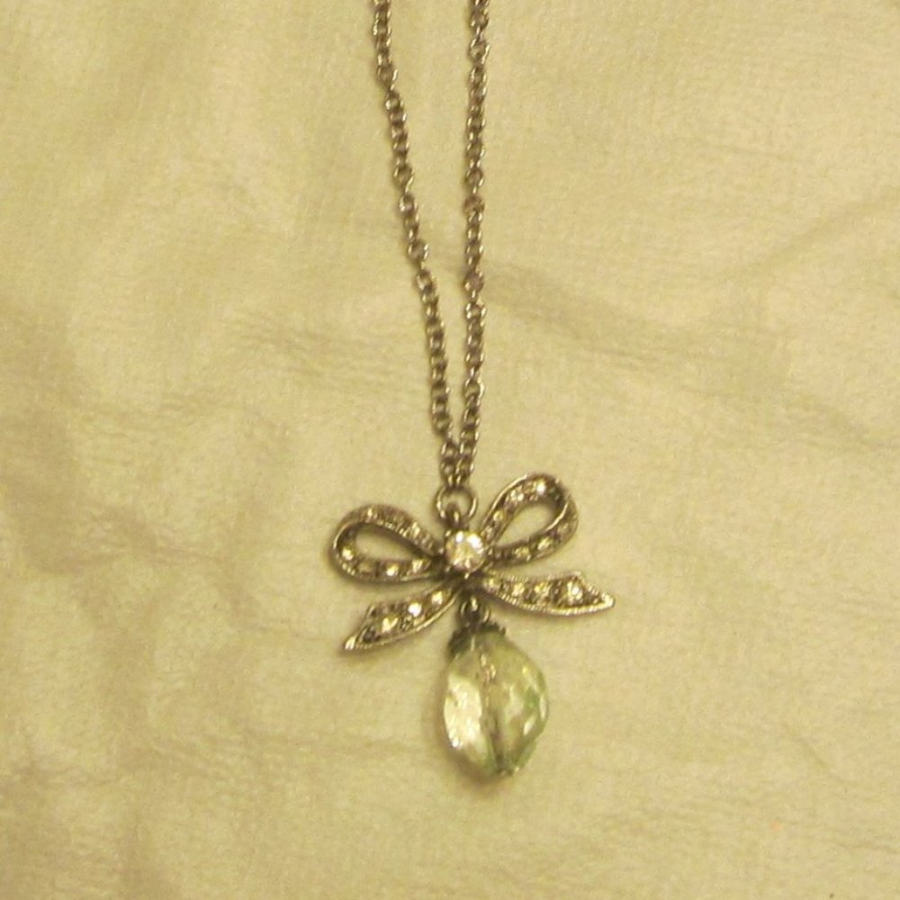 VTG 90'S SILVER TONE CHAIN W/BOW & CLEAR BEAD PENDANT